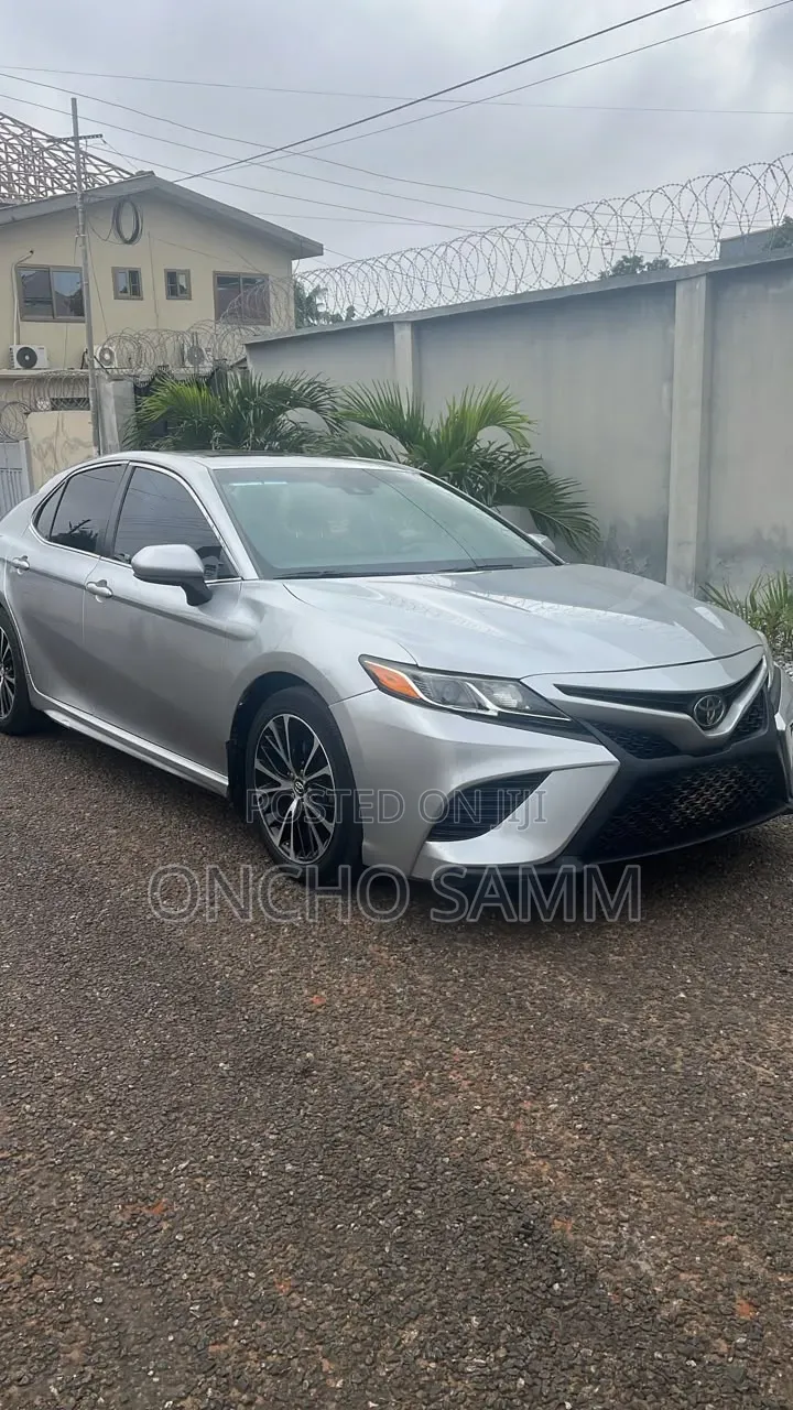 Toyota Camry 2018 Silver