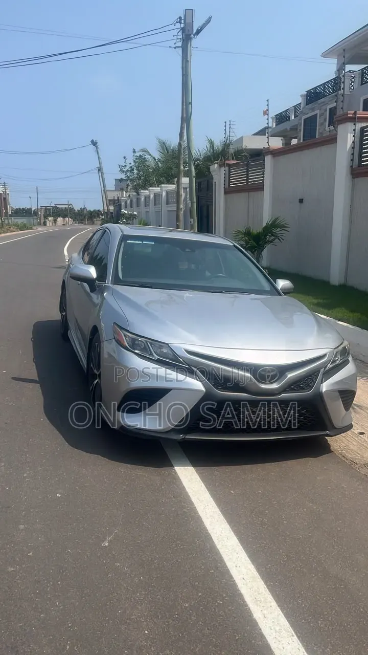 Toyota Camry 2018 Silver