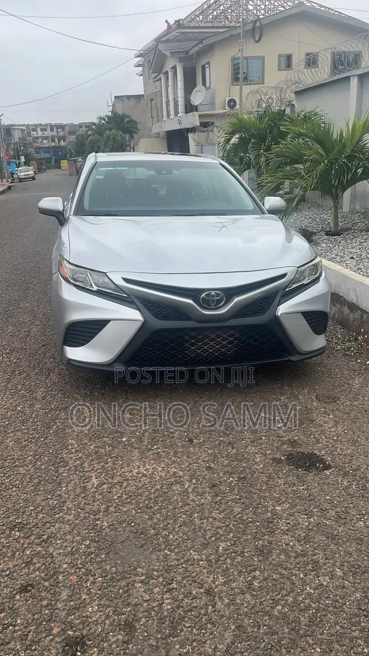 Toyota Camry 2018 Silver