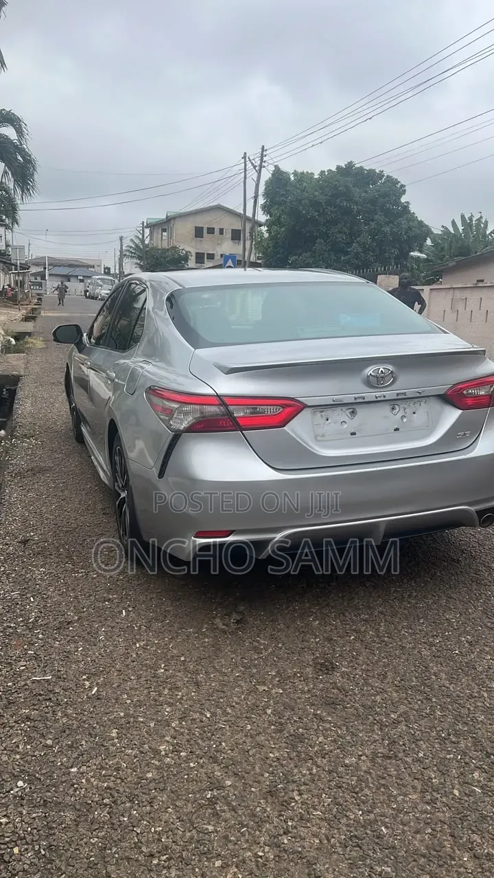 Toyota Camry 2018 Silver