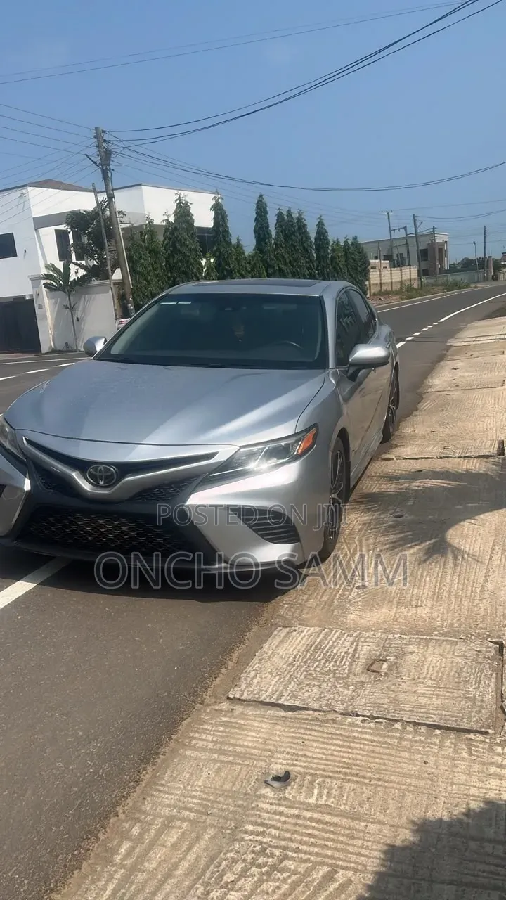 Toyota Camry 2018 Silver