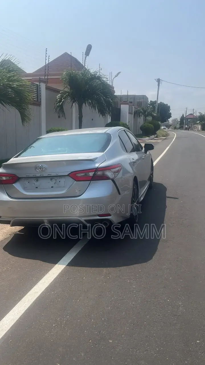 Toyota Camry 2018 Silver