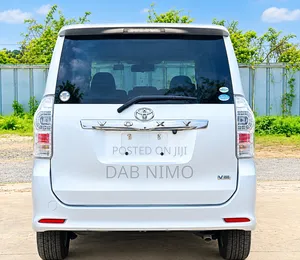 Toyota Voxy 2012 Silver