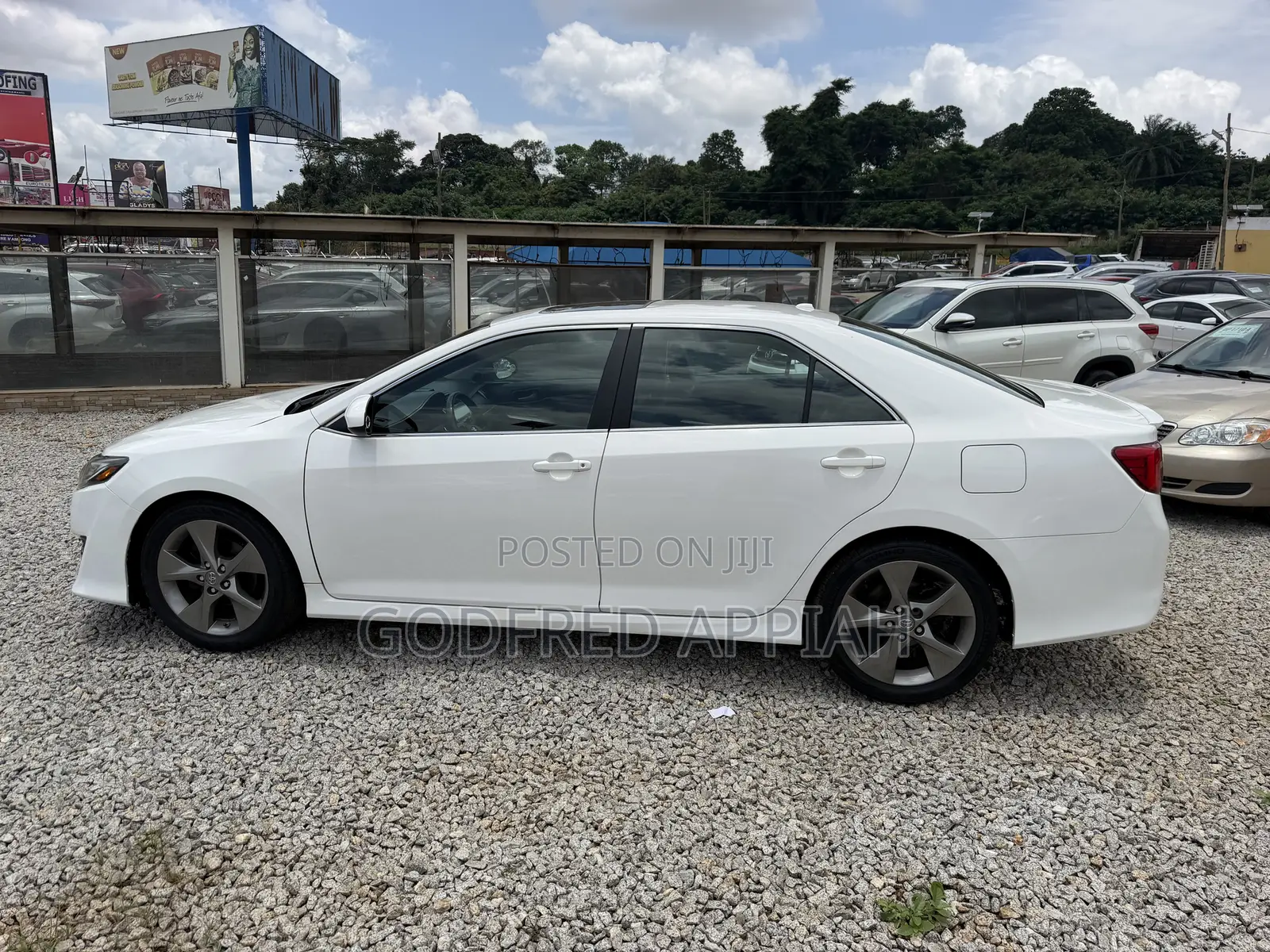 Toyota Camry SE 4dr Sedan w/Prod. End 11/13 (2.5L 4cyl 6A) 2014 White