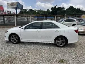 Toyota Camry SE 4dr Sedan w/Prod. End 11/13 (2.5L 4cyl 6A) 2014 White