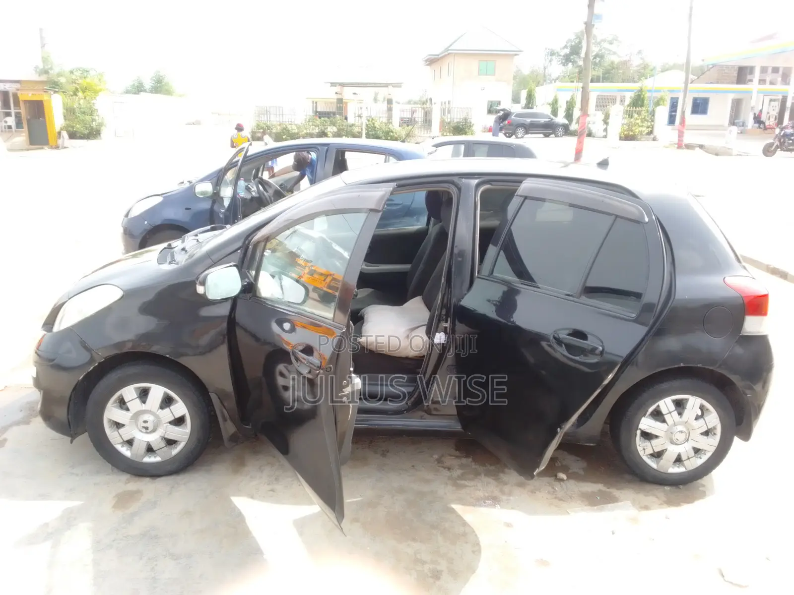 Toyota Vitz 1.3 AWD 5dr 2010 Black