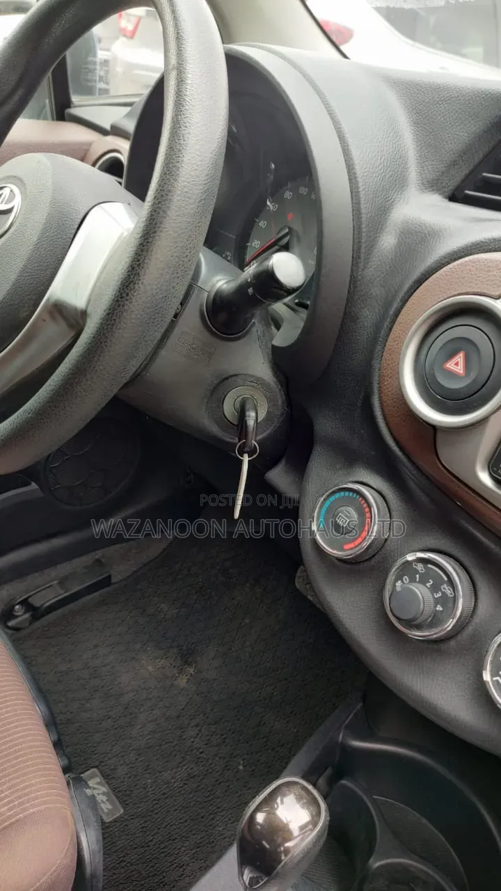 Toyota Vitz 1.3 FWD 5dr 2012 Blue