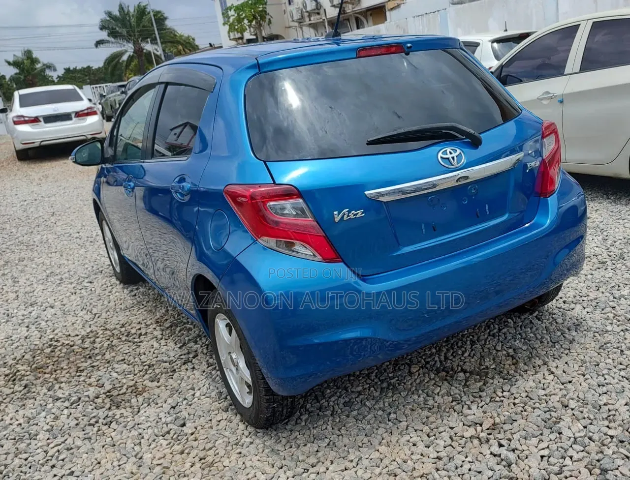 Toyota Vitz 1.3 FWD 5dr 2012 Blue