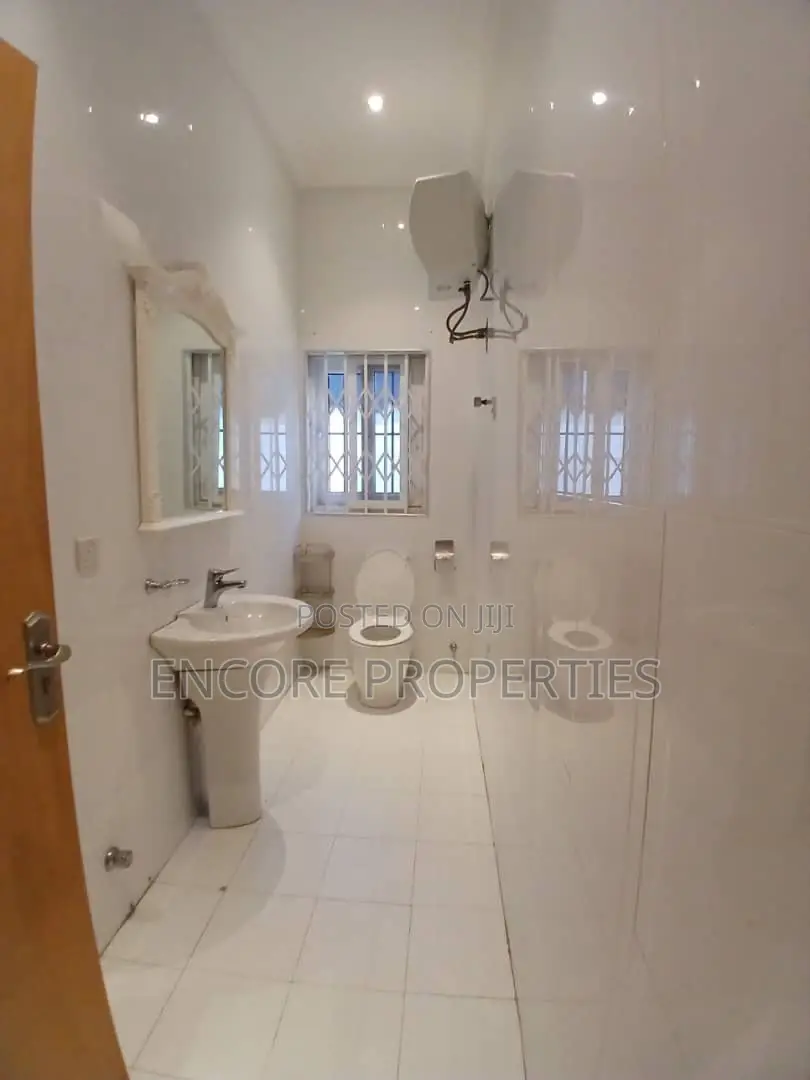 5bdrm House in East Legon for rent