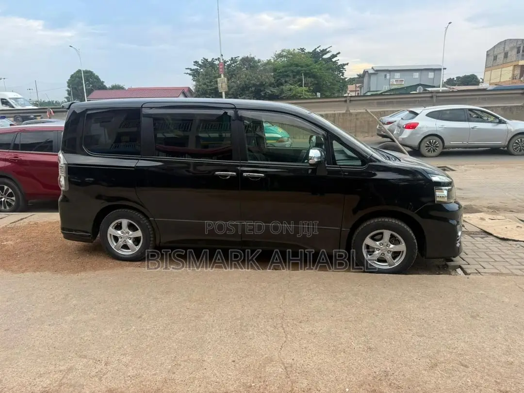 Toyota Voxy V 2WD 8-Seater 2011 Black