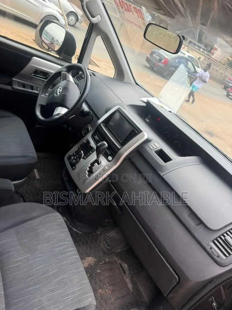 Toyota Voxy V 2WD 8-Seater 2011 Black