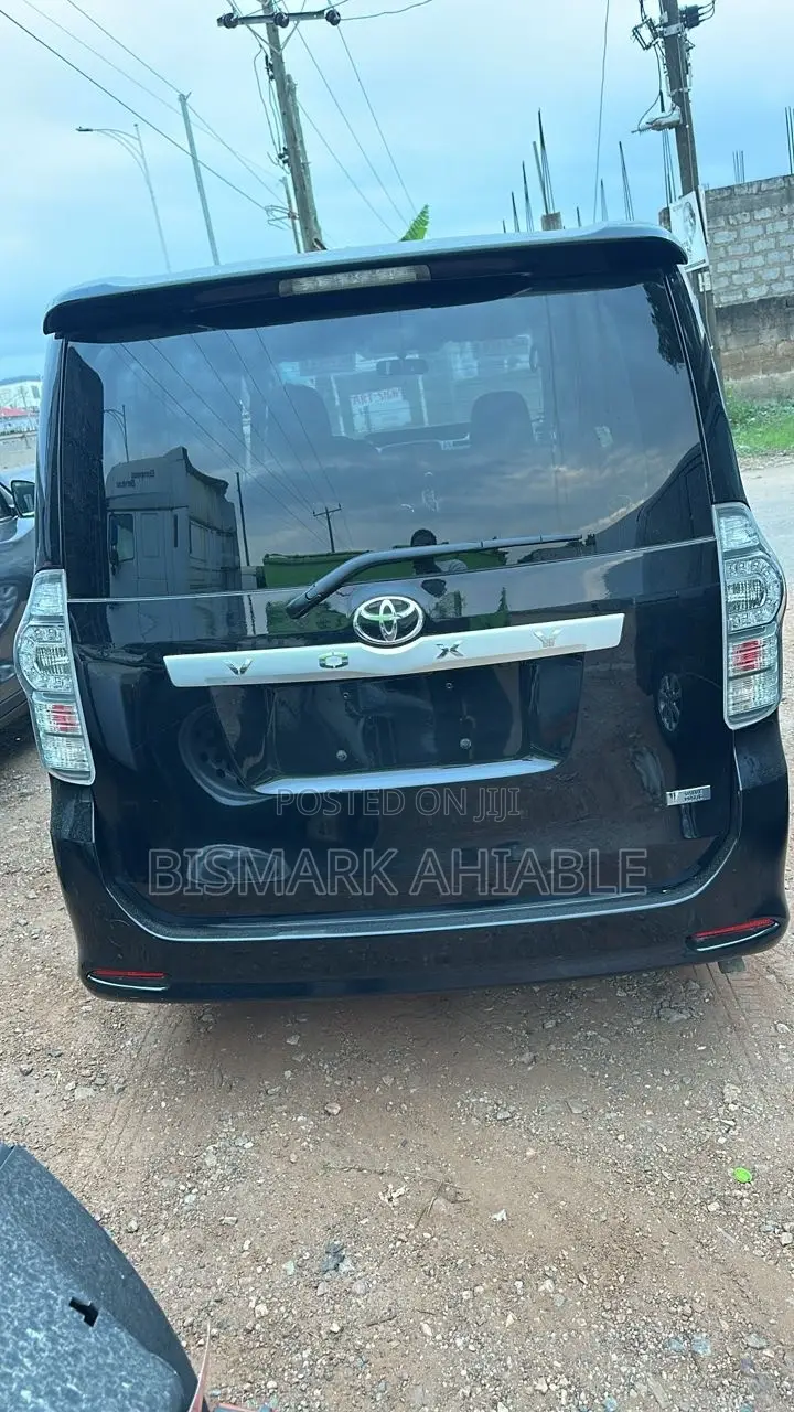 Toyota Voxy V 2WD 8-Seater 2011 Black