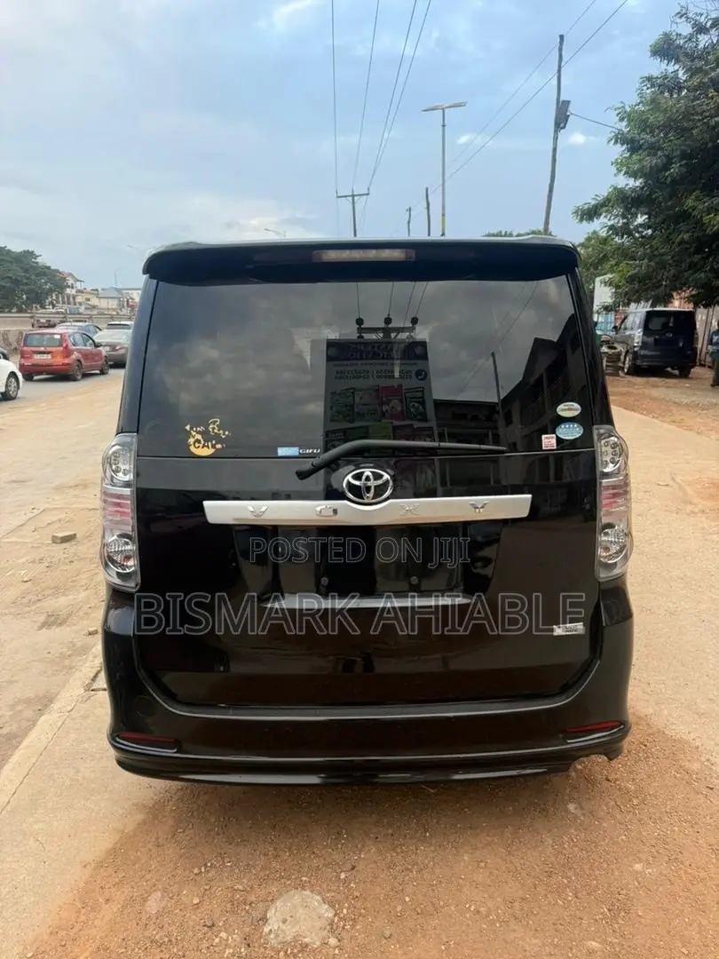 Toyota Voxy V 2WD 8-Seater 2011 Black