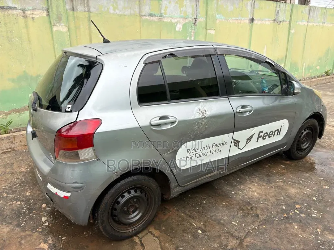 Toyota Vitz 1.0 FWD 5dr 2010 Gray