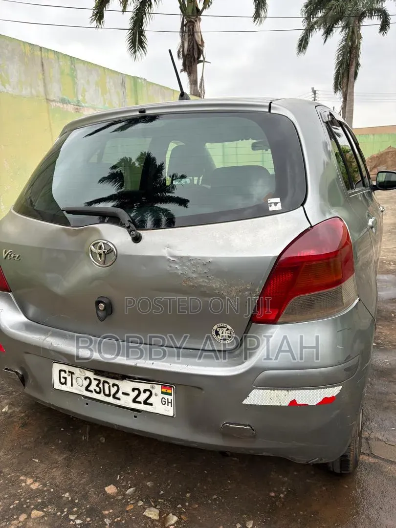 Toyota Vitz 1.0 FWD 5dr 2010 Gray