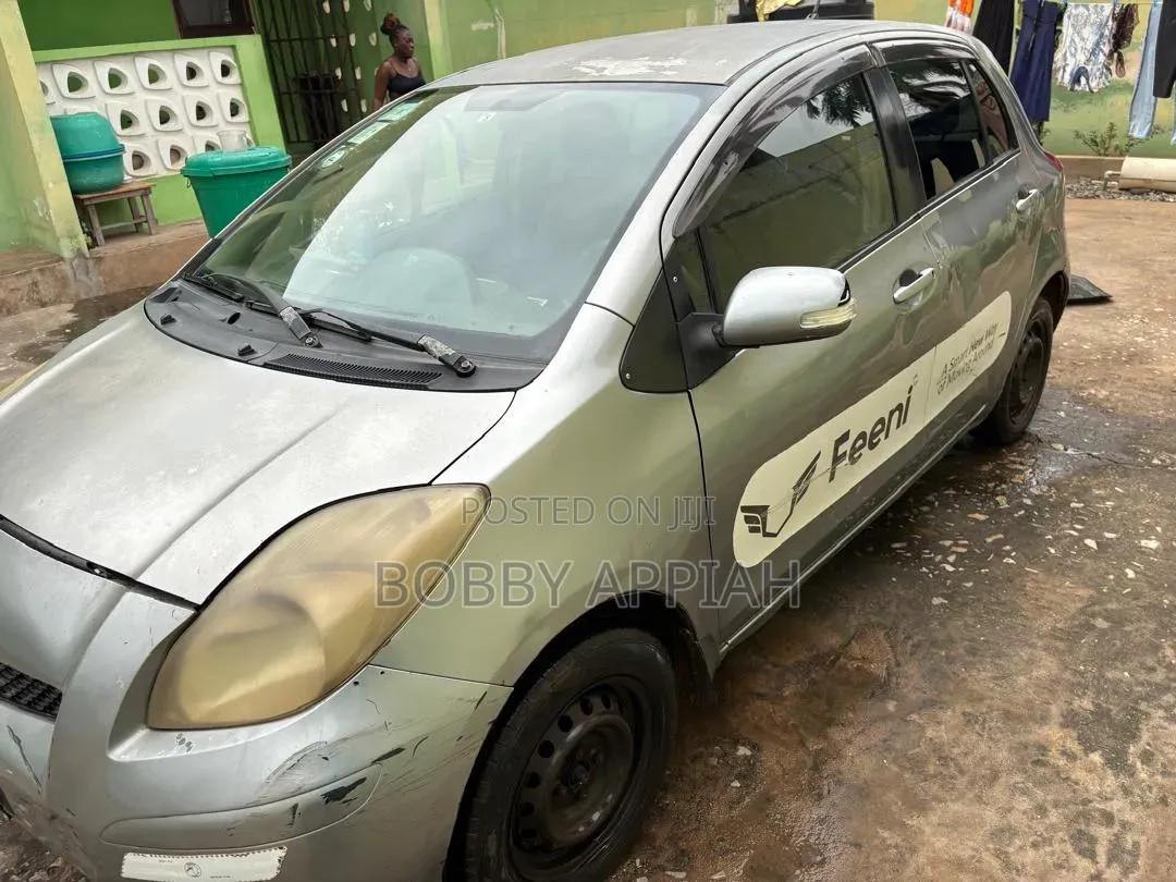 Toyota Vitz 1.0 FWD 5dr 2010 Gray
