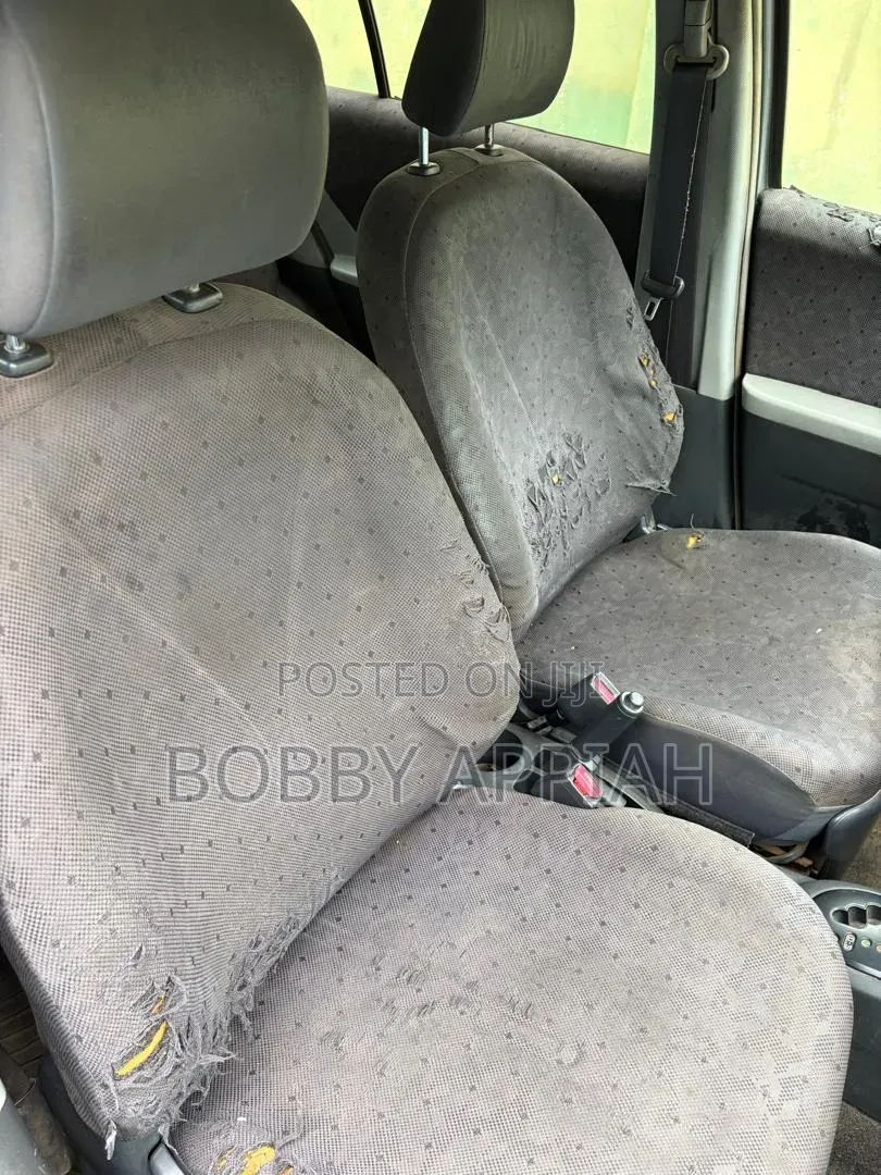 Toyota Vitz 1.0 FWD 5dr 2010 Gray