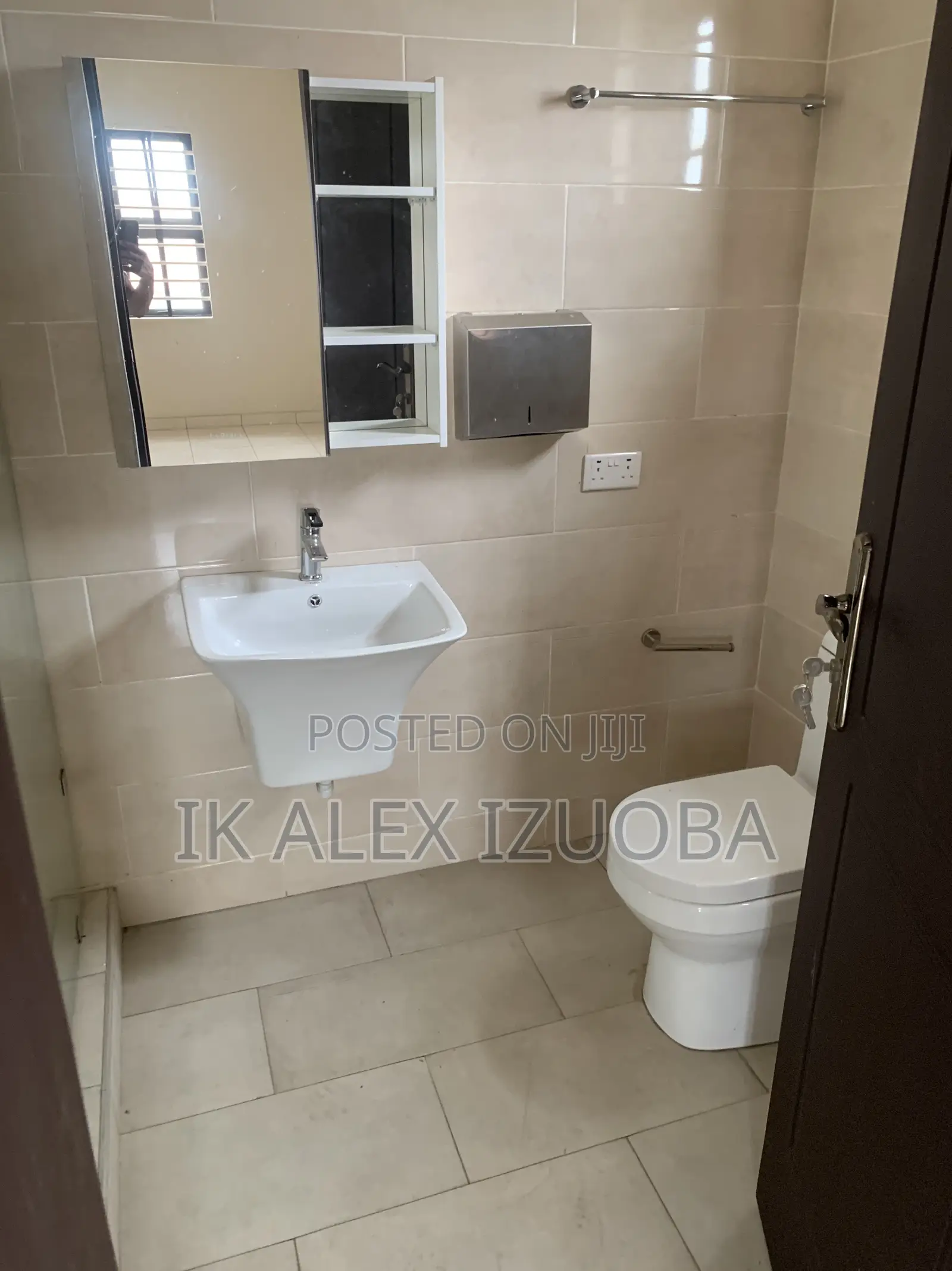 6bdrm Duplex in Lakeside Community 8 for sale