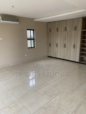 6bdrm Duplex in Lakeside Community 8 for sale