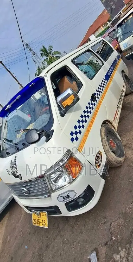 Nissan Caravan (Urvan) 2010 Silver