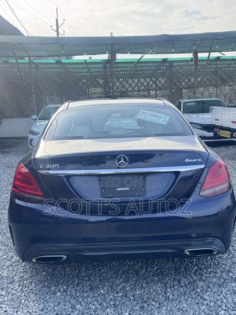 Mercedes-Benz C300 2019 Blue