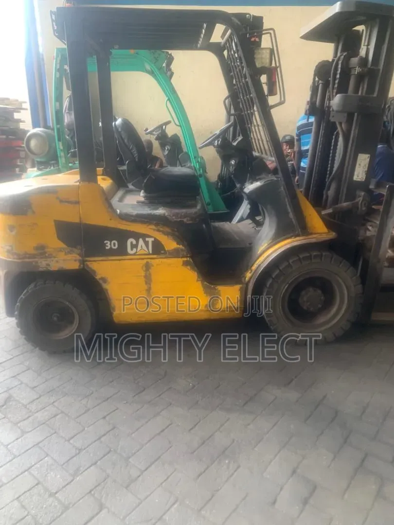 Caterpillar Folk Lift