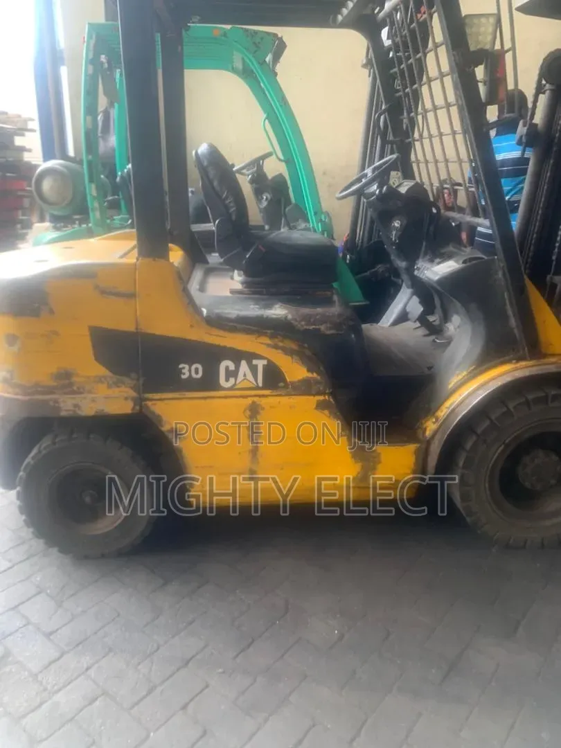 Caterpillar Folk Lift
