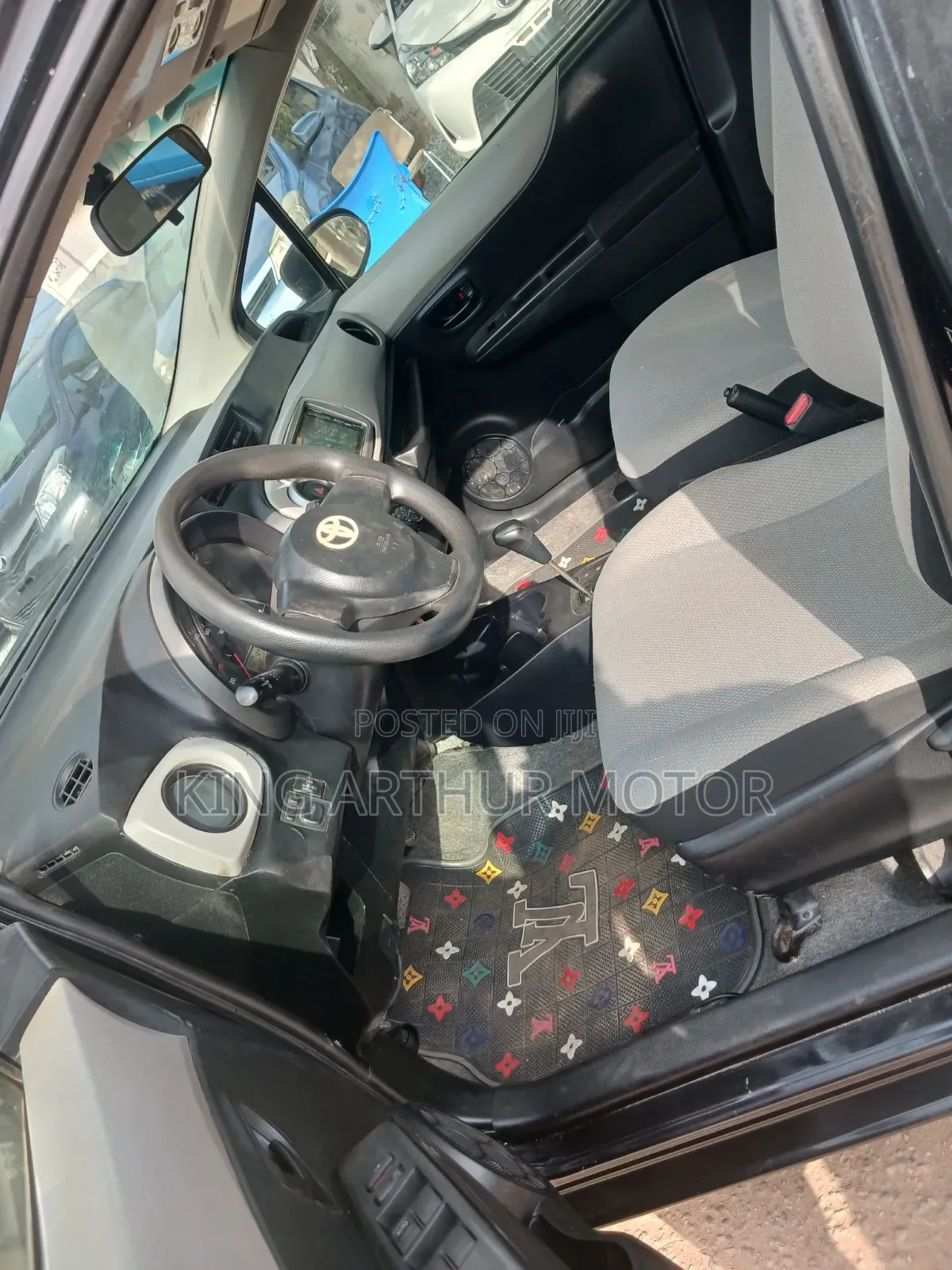 Toyota Vitz 1.3 FWD 5dr 2012 Black