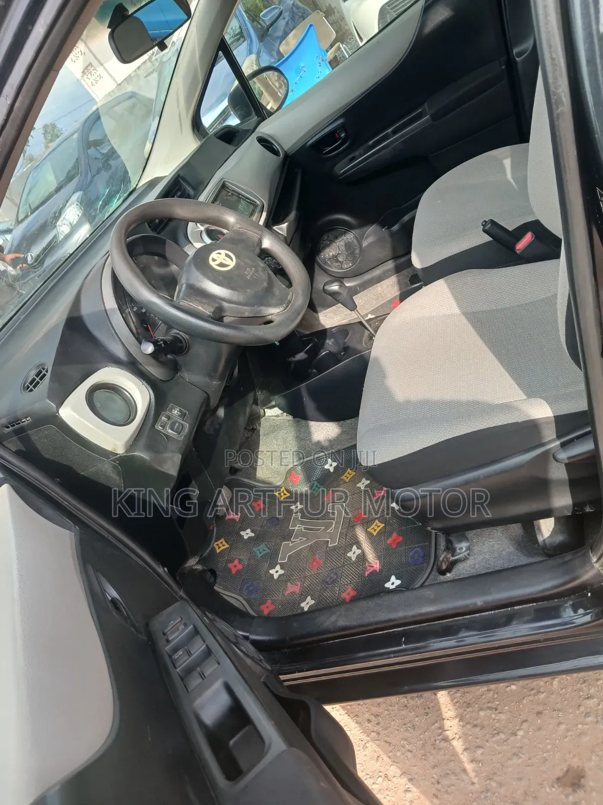Toyota Vitz 1.3 FWD 5dr 2012 Black