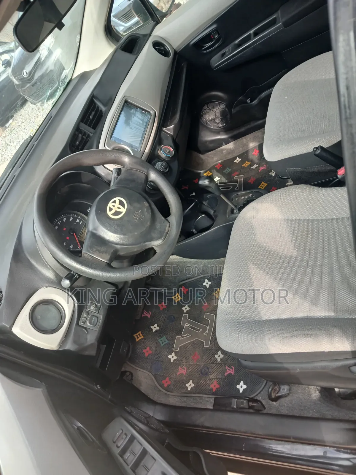 Toyota Vitz 1.3 FWD 5dr 2012 Black