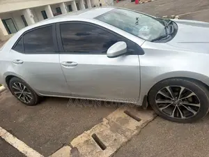 Toyota Corolla LE (1.8L 4cyl 2A) 2018 Silver