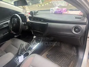 Toyota Corolla LE (1.8L 4cyl 2A) 2018 Silver