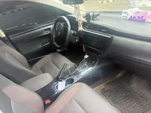 Toyota Corolla LE (1.8L 4cyl 2A) 2018 Silver