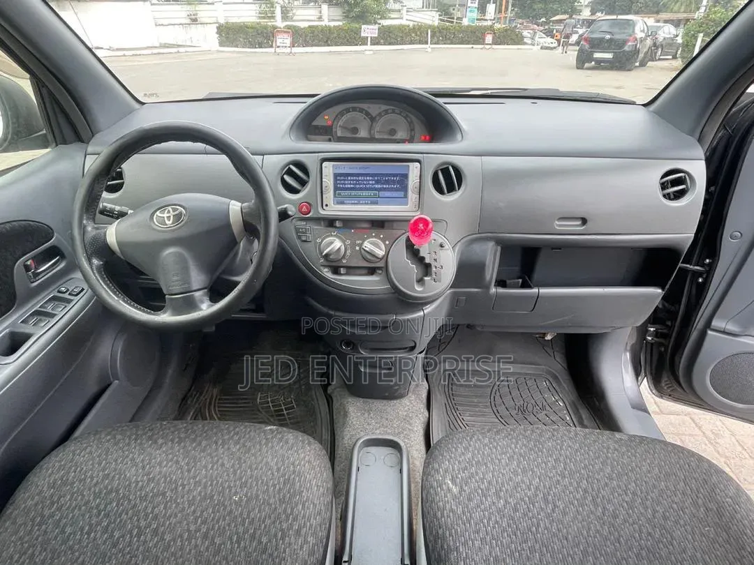 Toyota Sienta 2013 Gray