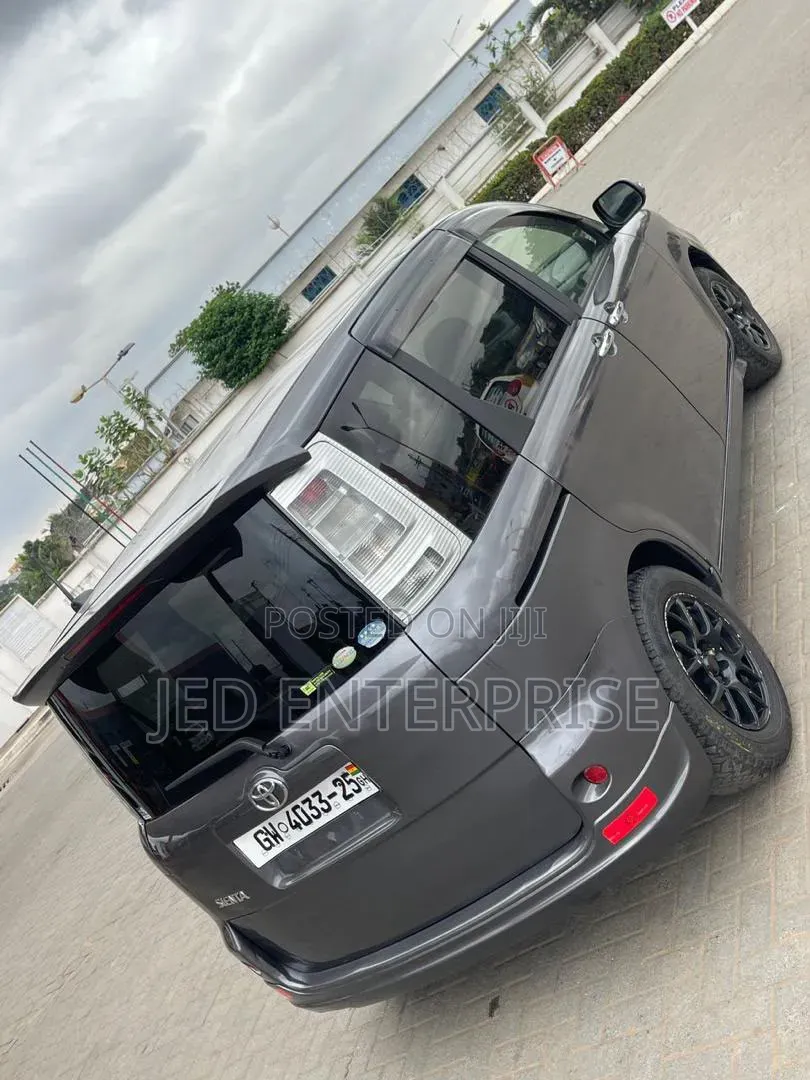 Toyota Sienta 2013 Gray