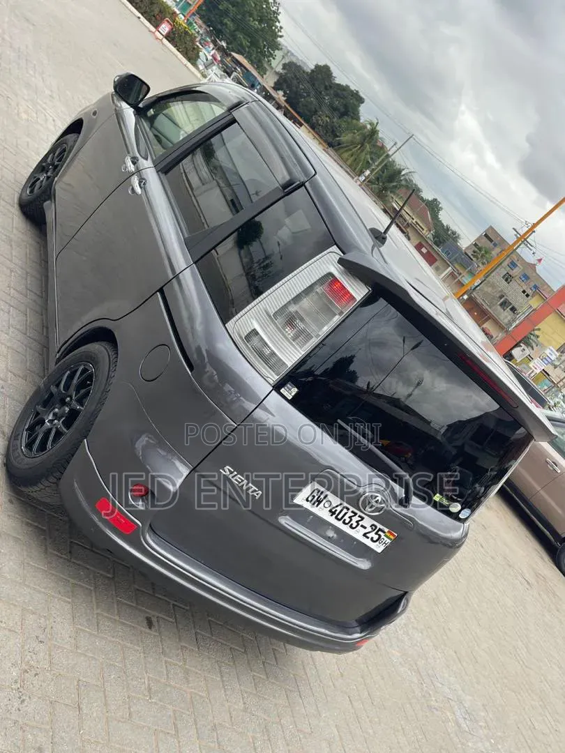 Toyota Sienta 2013 Gray