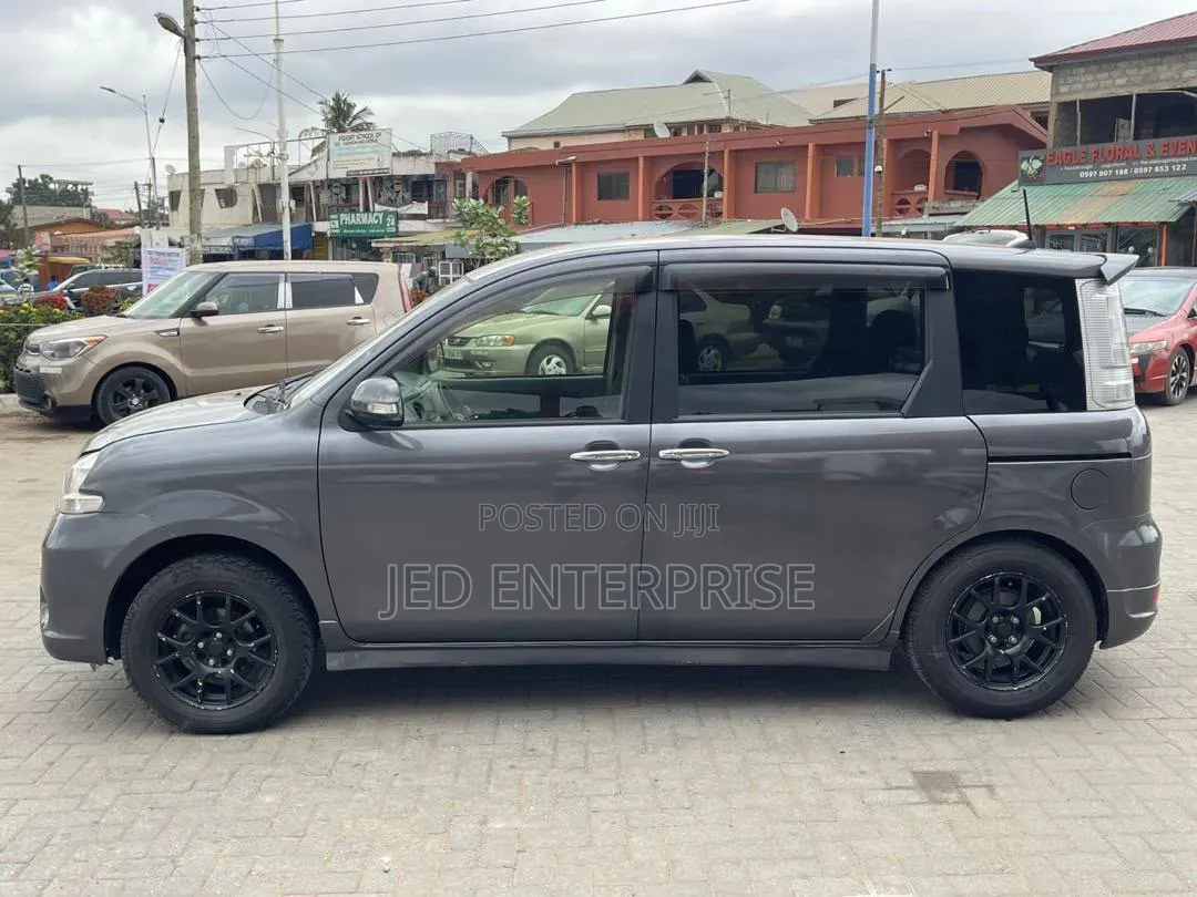 Toyota Sienta 2013 Gray