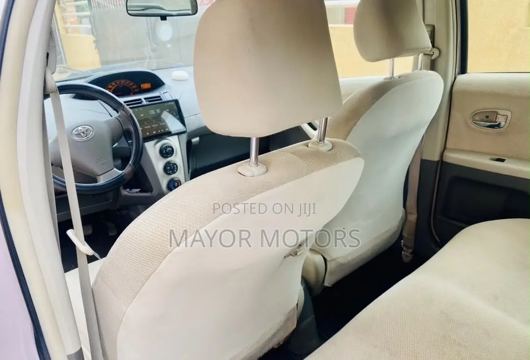 Toyota Vitz 1.0 FWD 5dr 2010 Gray