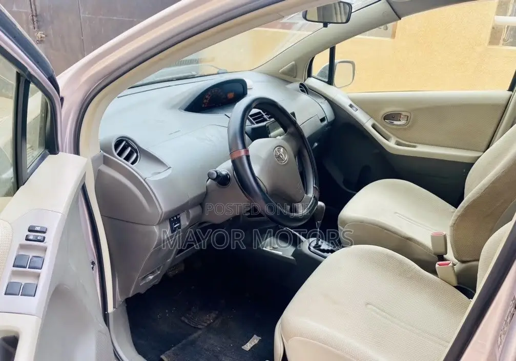 Toyota Vitz 1.0 FWD 5dr 2010 Gray