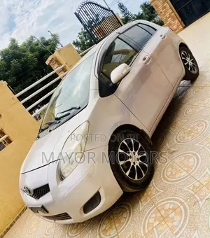 Toyota Vitz 1.0 FWD 5dr 2010 Gray