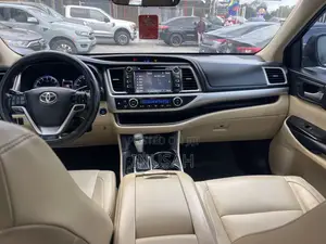 Toyota Highlander XLE 4x2 V6 (3.5L 6cyl 8A) 2017 Blue