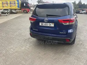 Toyota Highlander XLE 4x2 V6 (3.5L 6cyl 8A) 2018 Blue