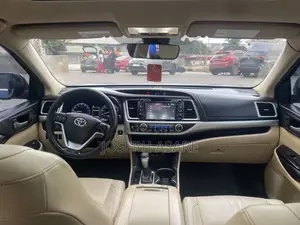 Toyota Highlander XLE 4x2 V6 (3.5L 6cyl 8A) 2018 Blue