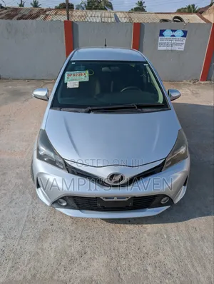 Toyota Vitz 2015 Silver
