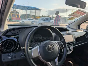 Toyota Vitz 2015 Silver
