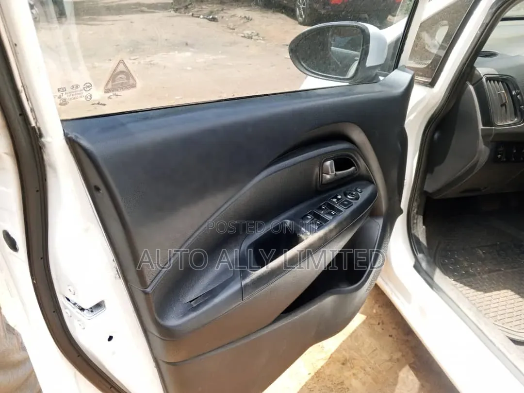 Kia Rio LX 4dr Sedan (1.6L 4cyl 6M) 2013 White