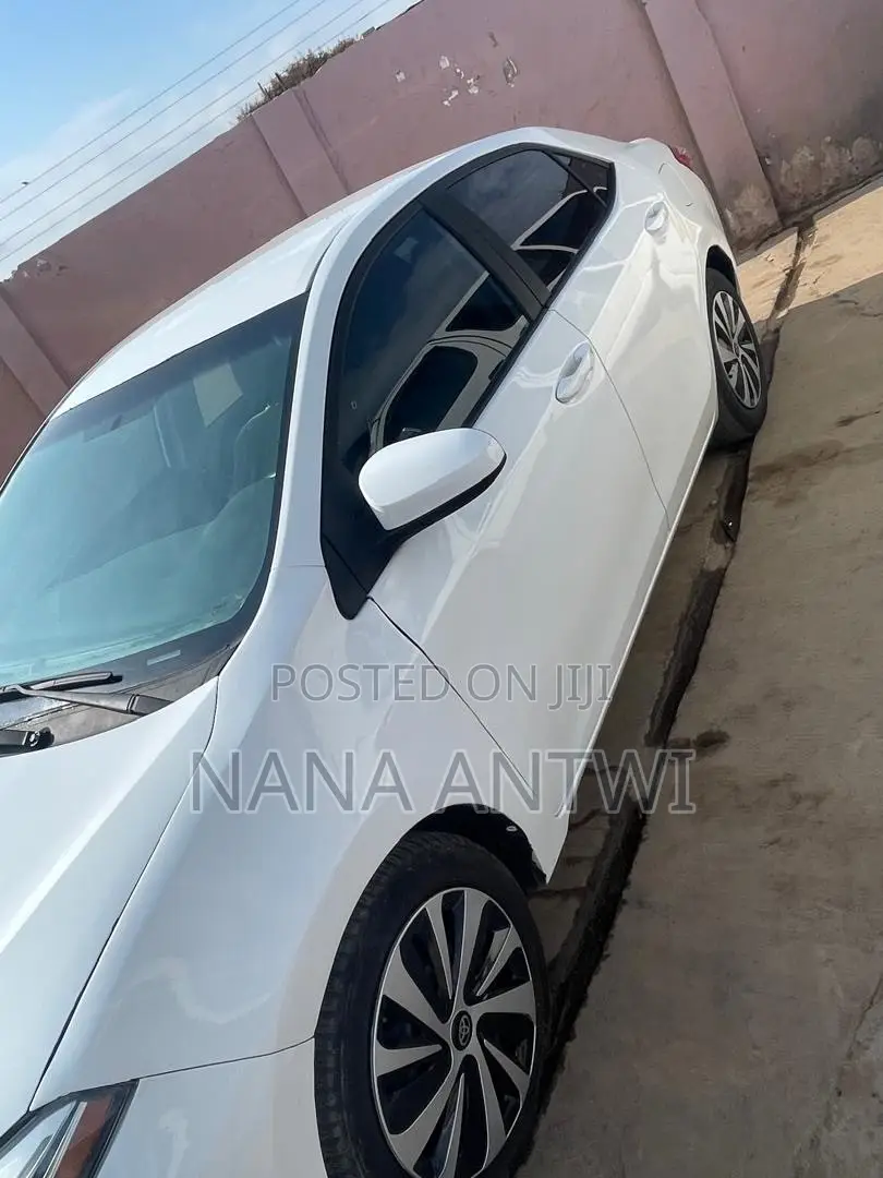 Toyota Corolla LE 4dr Sedan (1.8L 4cyl CVT) 2016 White