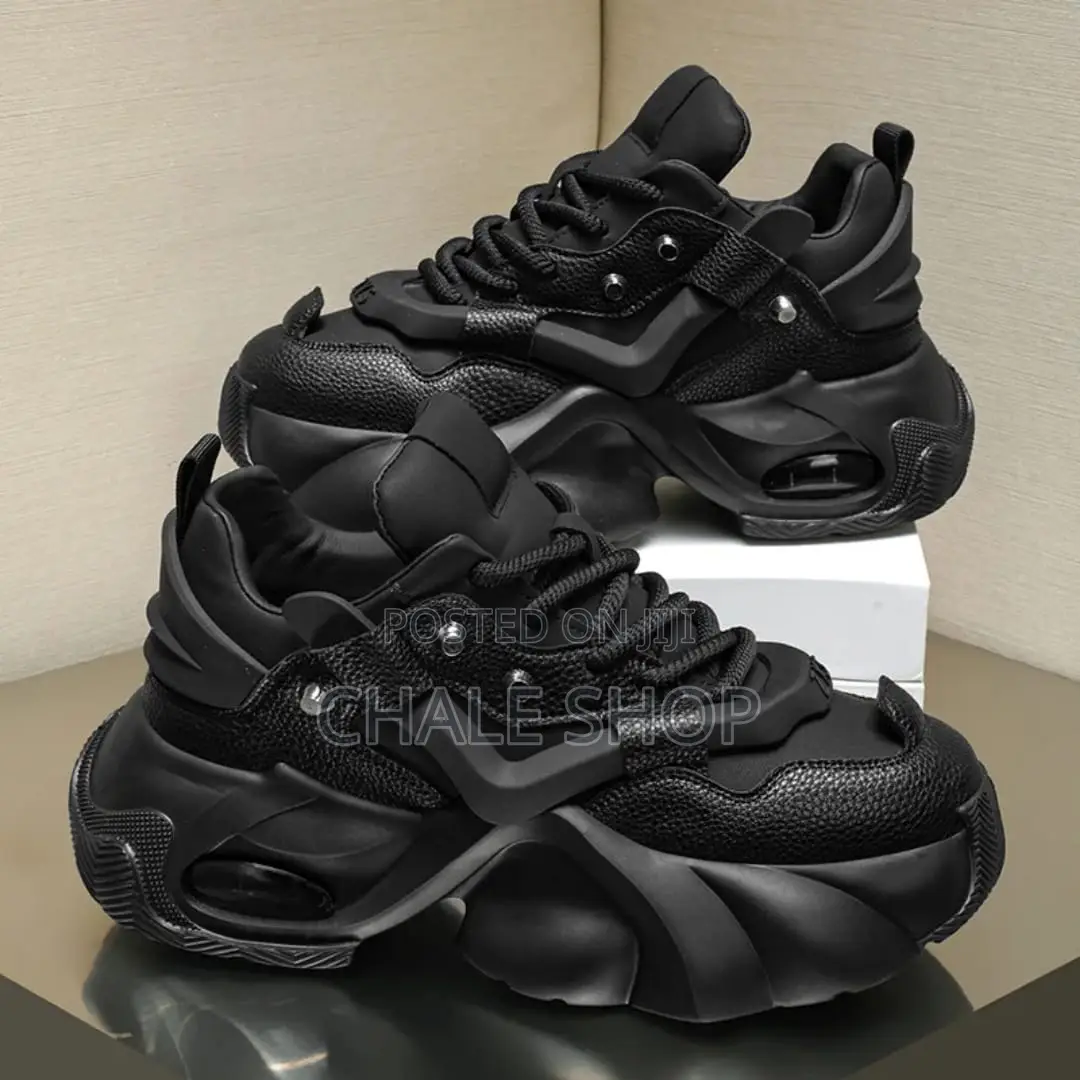 Smart Girl Wear Trendy All-Black Chunky Platform Sneakers