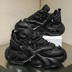 Smart Girl Wear Trendy All-Black Chunky Platform Sneakers