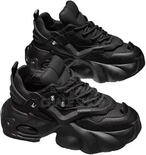 Smart Girl Wear Trendy All-Black Chunky Platform Sneakers